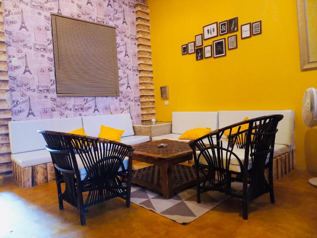 sala de estar con mesa, sillas y sofá en Casa MANCORA, en Máncora