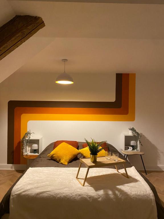 Posteľ alebo postele v izbe v ubytovaní Agréable chambre d'hôte 70s au cœur de l'Alsace