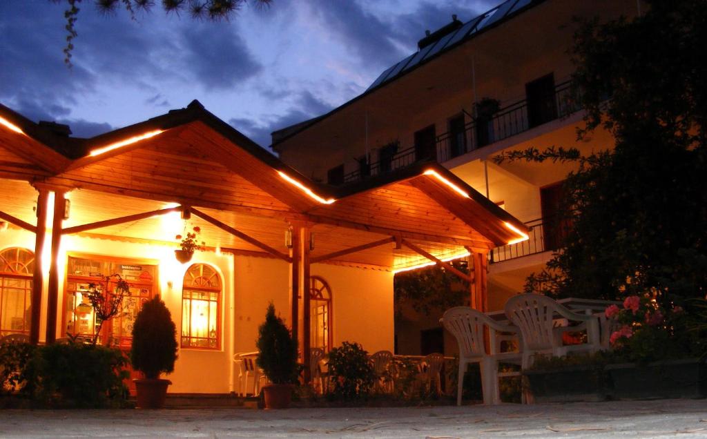 ein Haus mit Lichtern an der Vorderseite in der Unterkunft Hotel Aşıkoğlu in Bogazkale