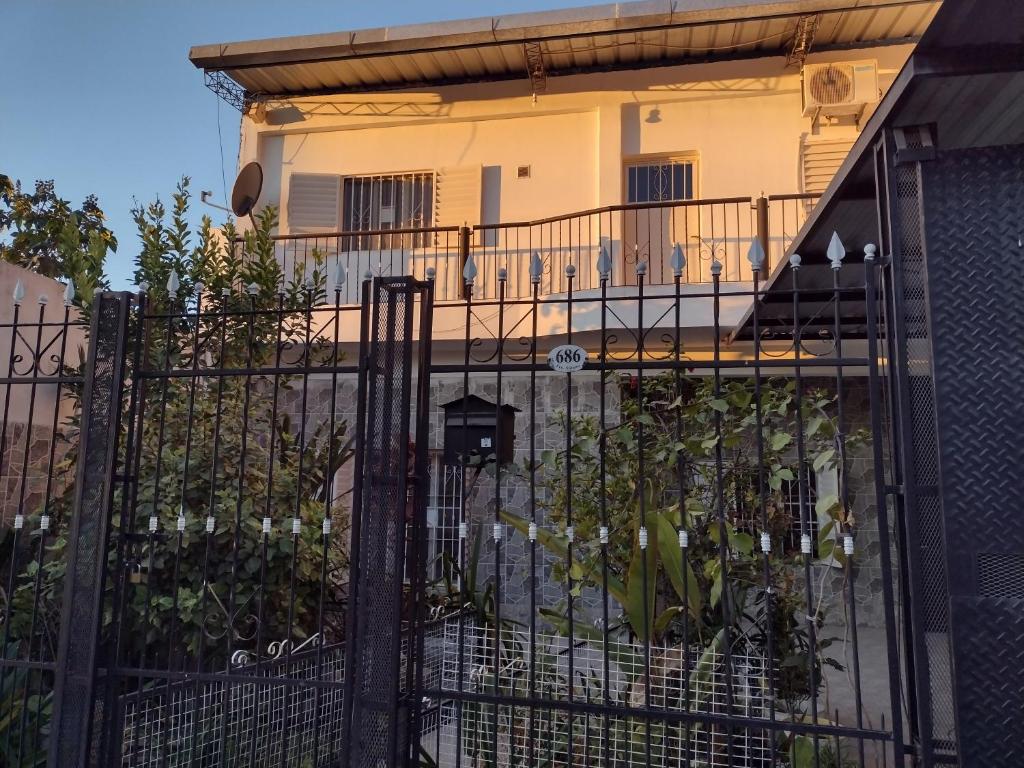 una valla de hierro forjado frente a una casa en Habitaciones Gabriel en Termas de Río Hondo