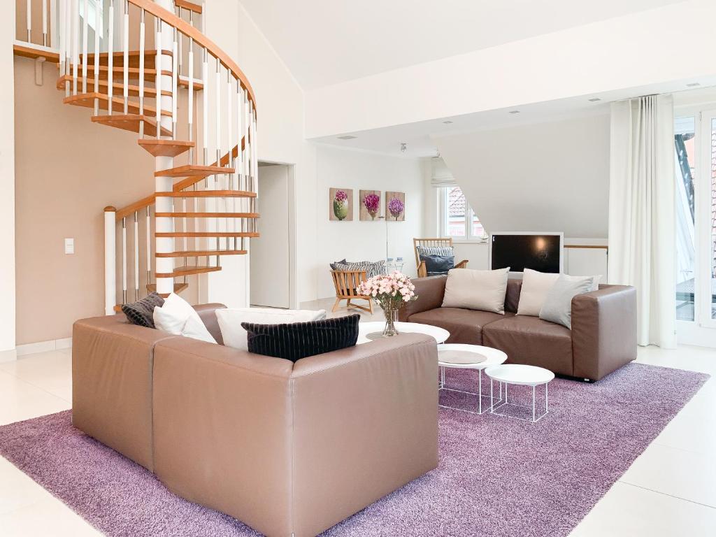 una sala de estar con un sofá y una mesa en Ostsee Lodges mit Wellnessbereich, en Timmendorfer Strand