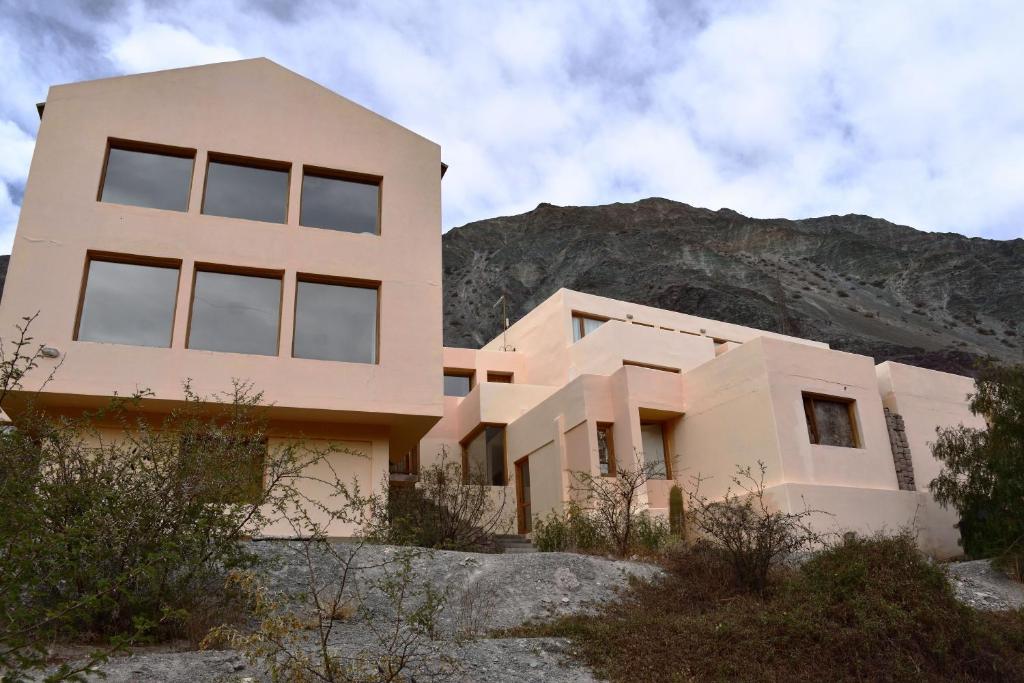 une maison en face d'une montagne dans l'établissement Luna Daniela, à Purmamarca