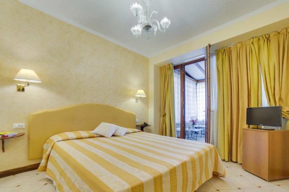 Televiisor ja/või meelelahutuskeskus majutusasutuses Hotel La Meridiana