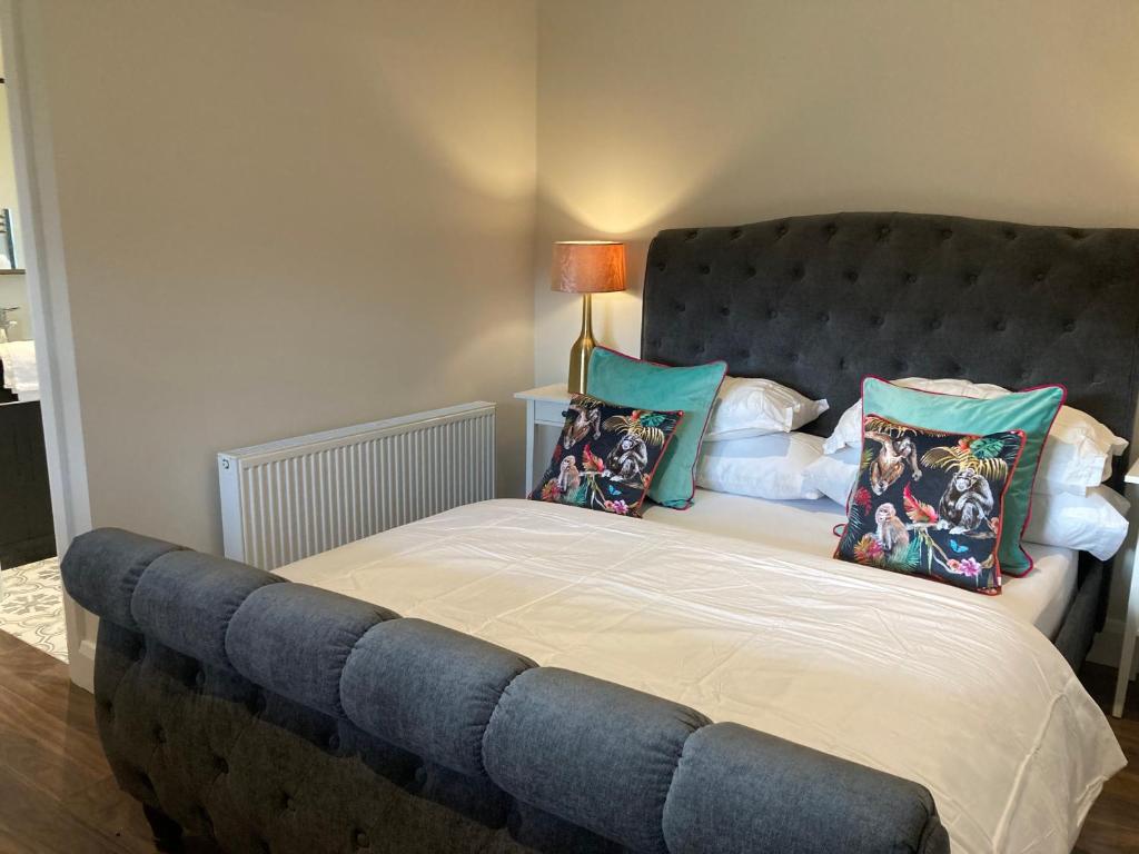 A bed or beds in a room at Clara Lodge