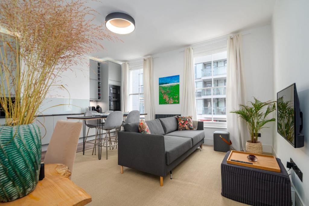 a living room with a couch and a table at GuestReady - Luxury Central London Apartment in London