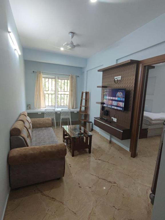 TV a/nebo společenská místnost v ubytování Kamadhenu Residency Homestay & Service Apartment Coorg Madikeri