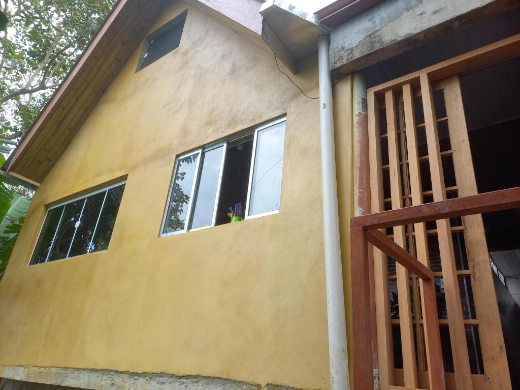a closer view of the front of the house at Chalé no morro in Ubatuba