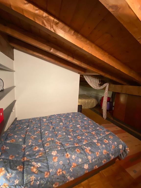 A bed or beds in a room at Wonderful apartment to enjoy your confort and relax in a magic surroundings of the Garda Lake