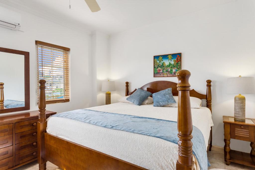 Postel nebo postele na pokoji v ubytování Shoal Bay Villas