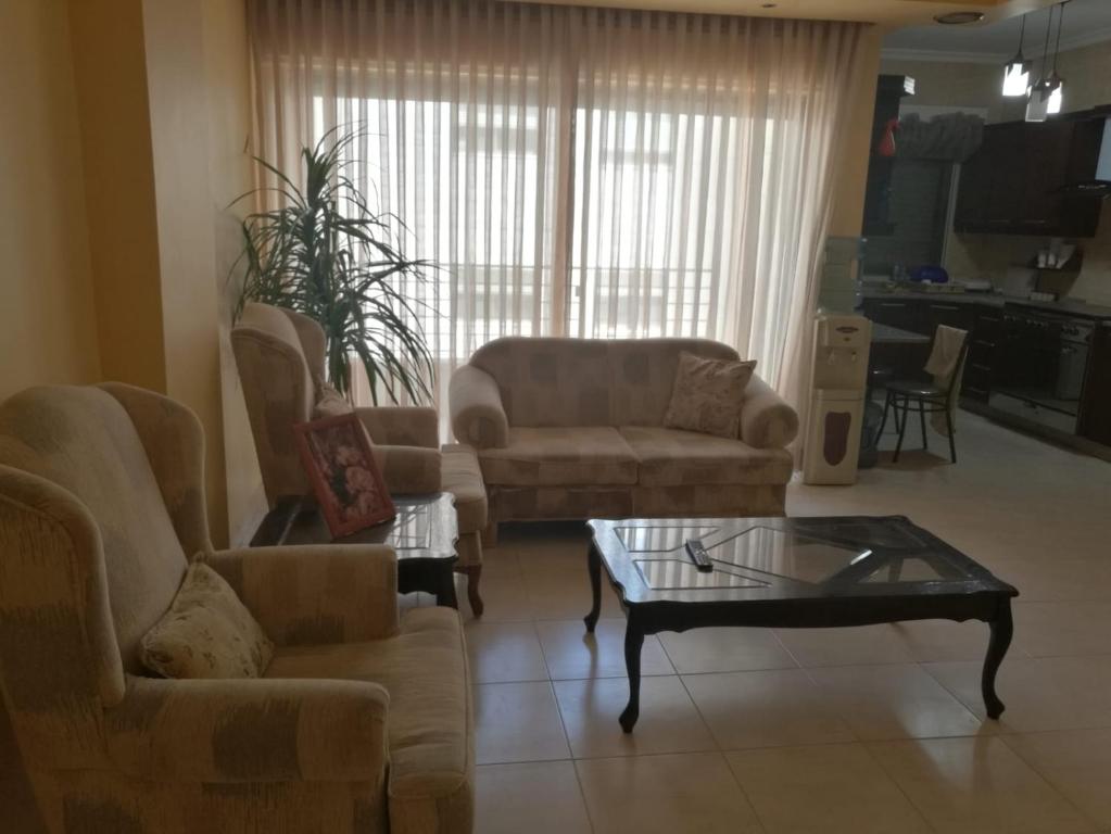 - un salon avec des canapés et une table basse dans l'établissement Dream Home, à Amman