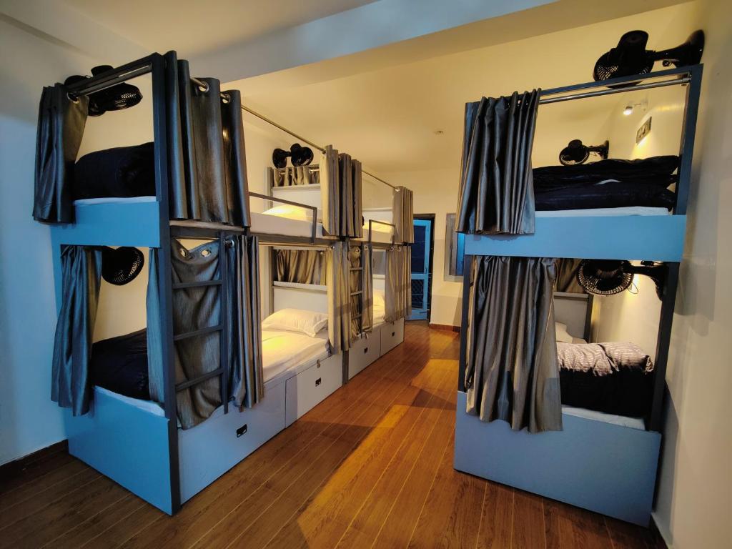 een kamer met 3 stapelbedden in een kamer bij Capt. Mount Stays in Rishīkesh