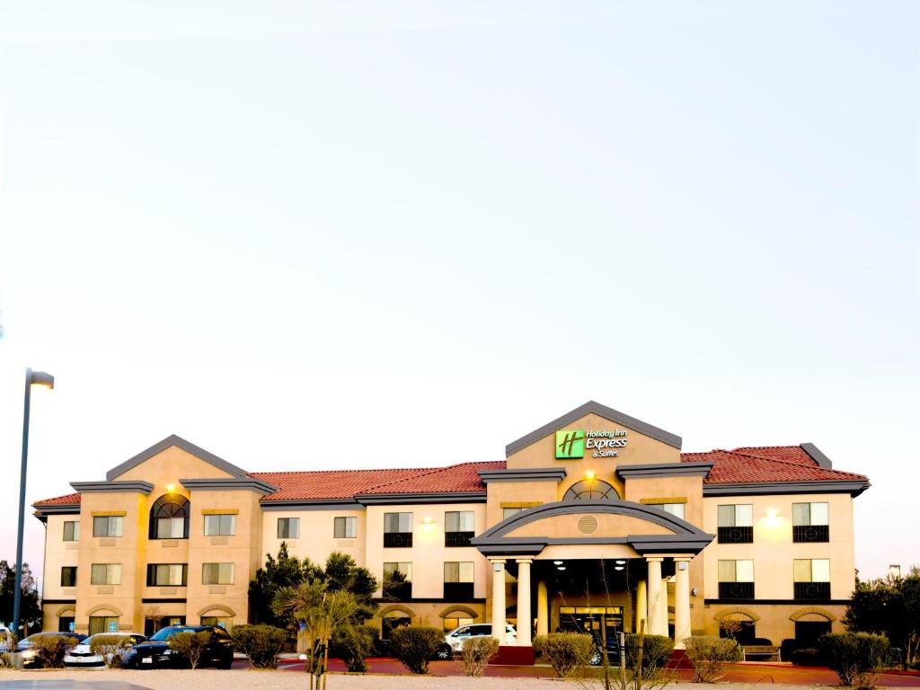 een hotelgebouw met een parkeerplaats ervoor bij Holiday Inn Express Hotel & Suites Barstow, an IHG Hotel in Barstow