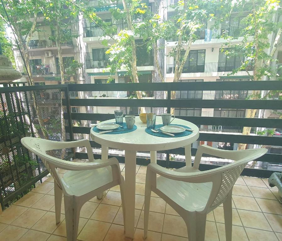- Balcón con mesa blanca y 2 sillas en Cozy apartamento en Belgrano en Buenos Aires