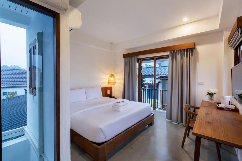 Postel nebo postele na pokoji v ubytování Phang Nga Origin Hotel