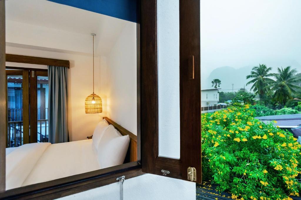 Postel nebo postele na pokoji v ubytování Phang Nga Origin Hotel