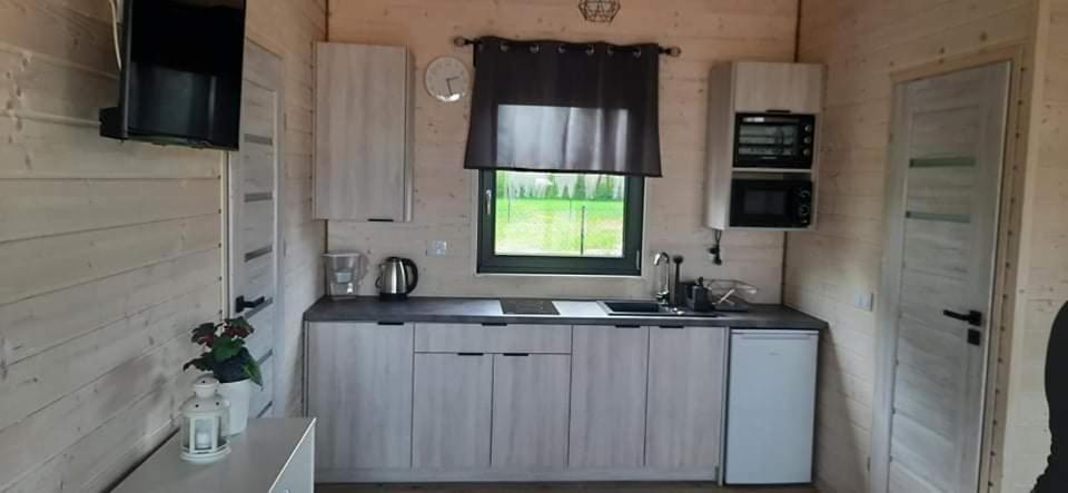 Nhà bếp/bếp nhỏ tại Domki Brzózki Kosewo