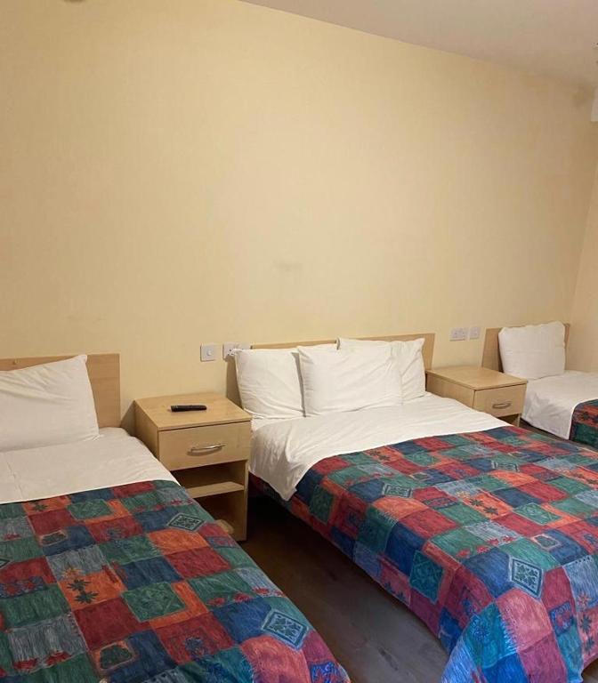 Seven Dials Hotel - Quadruple Room With Private Bathroom