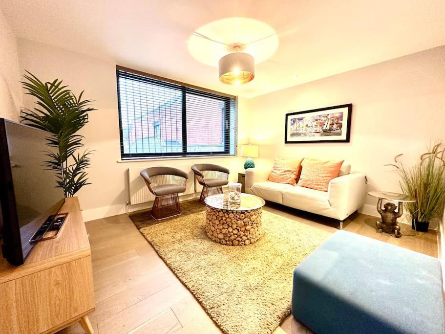 Luxury Apartment Next to the Beach New 2 Bedroom Great Location Fast WiFi Smart TV