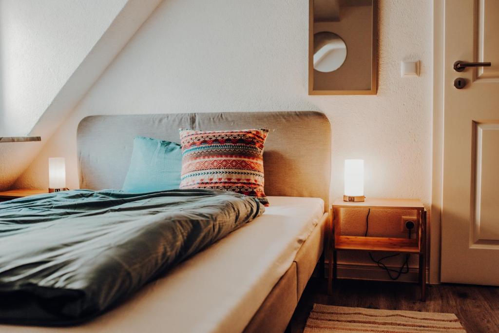 a bed in a room with two lamps on the side of it at Mayen, Bäckerstr, Privatzimmer Nr4, Innenstadt, nähe Nürburgring & Burg Eltz, Gemeinschaftsbad in Mayen