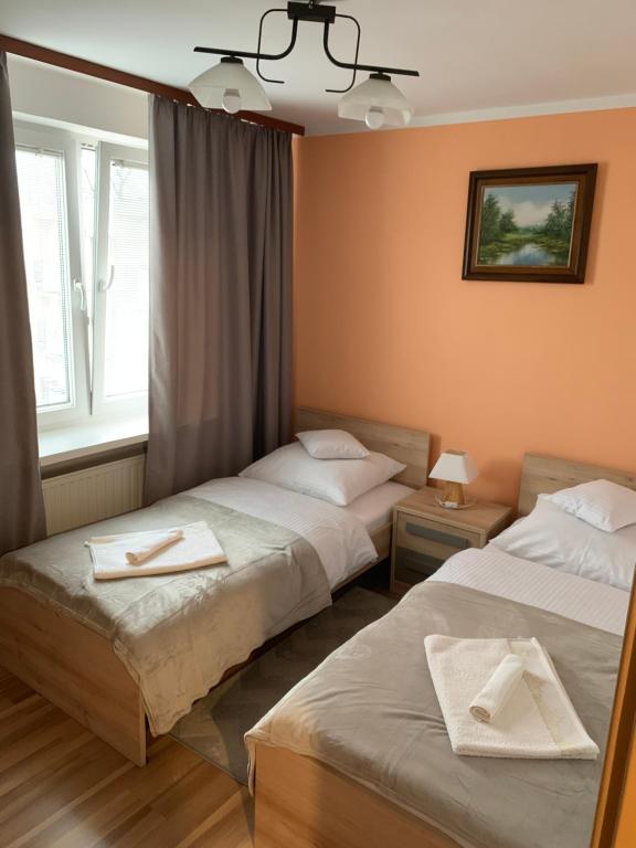 Habitación de hotel con 2 camas y ventana en Apartament Praski 5 minut od metra i starego miasta spacerem do zoo i Konesera en Varsovia