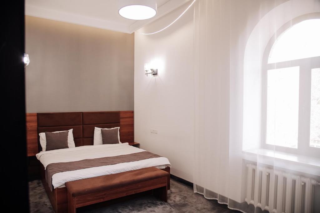 基洛瓦坎的住宿－Argishti Hotel，一间卧室设有一张床和两个窗户。
