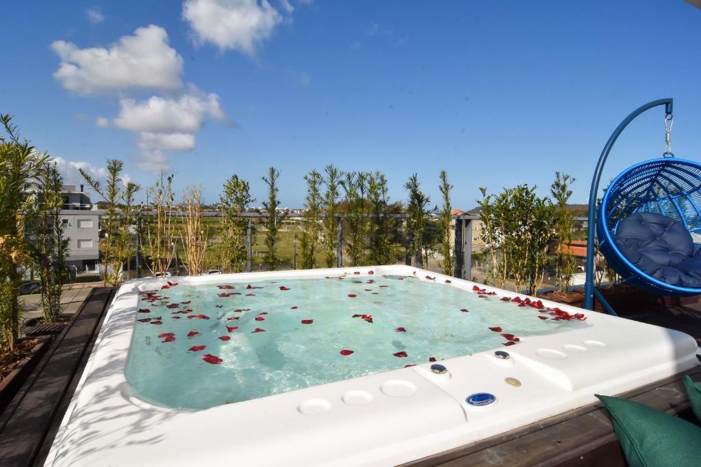 una gran piscina con un tobogán de agua en Chez Soleil, Cobertura com Jacuzzi e Vista Mar P1408, en Florianópolis