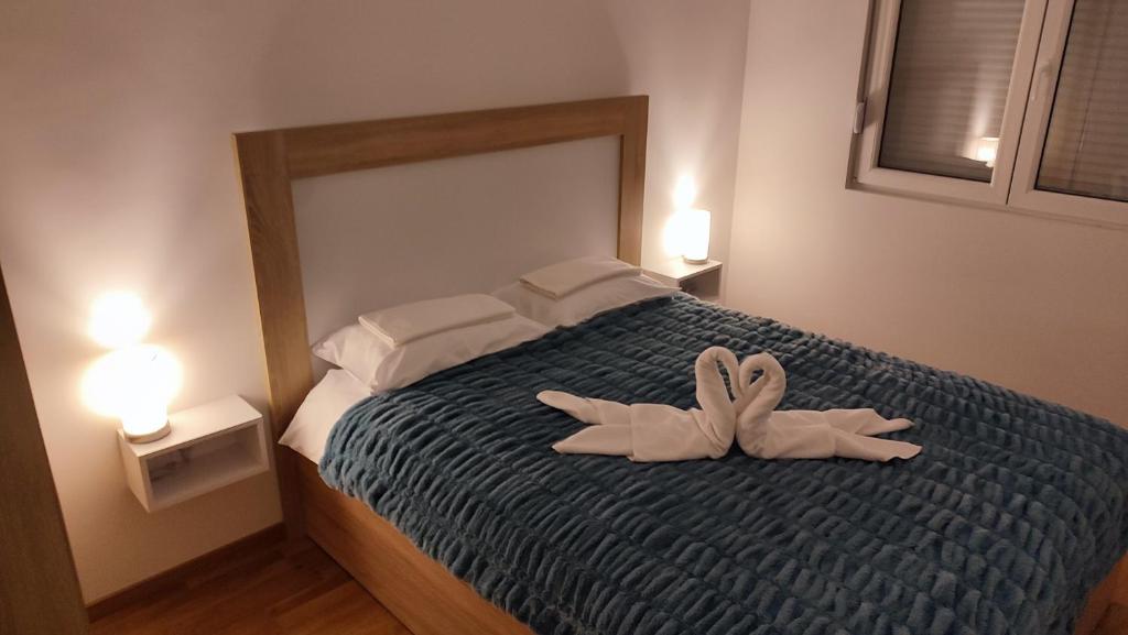 una camera da letto con due asciugamani su un letto di Apartmani Stari Aerodrom a Podgorica