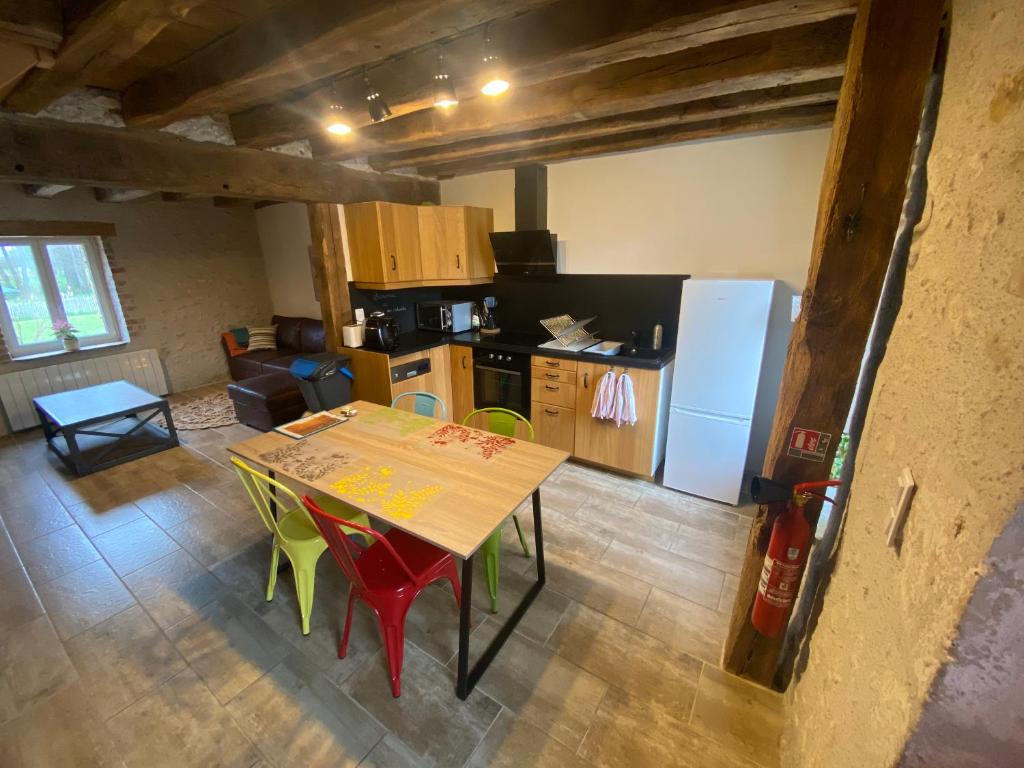 an overhead view of a kitchen with a table and chairs at Gite des Colverts in Lailly-en-Val