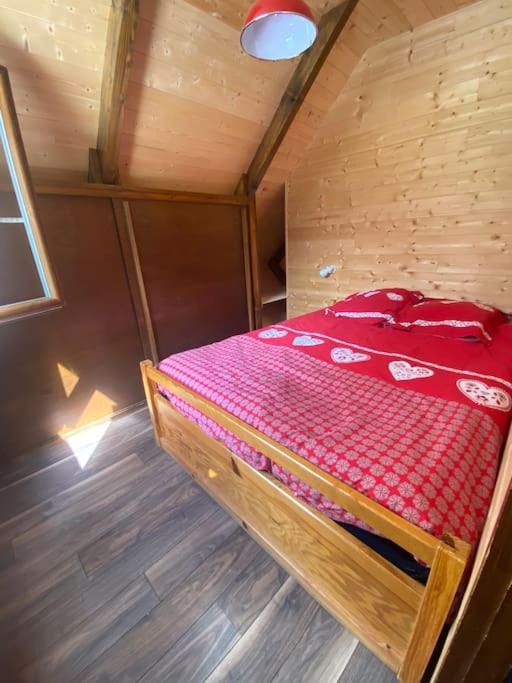 Postel nebo postele na pokoji v ubytování Chalet cosy, belle vue, dans le massif du Vercors