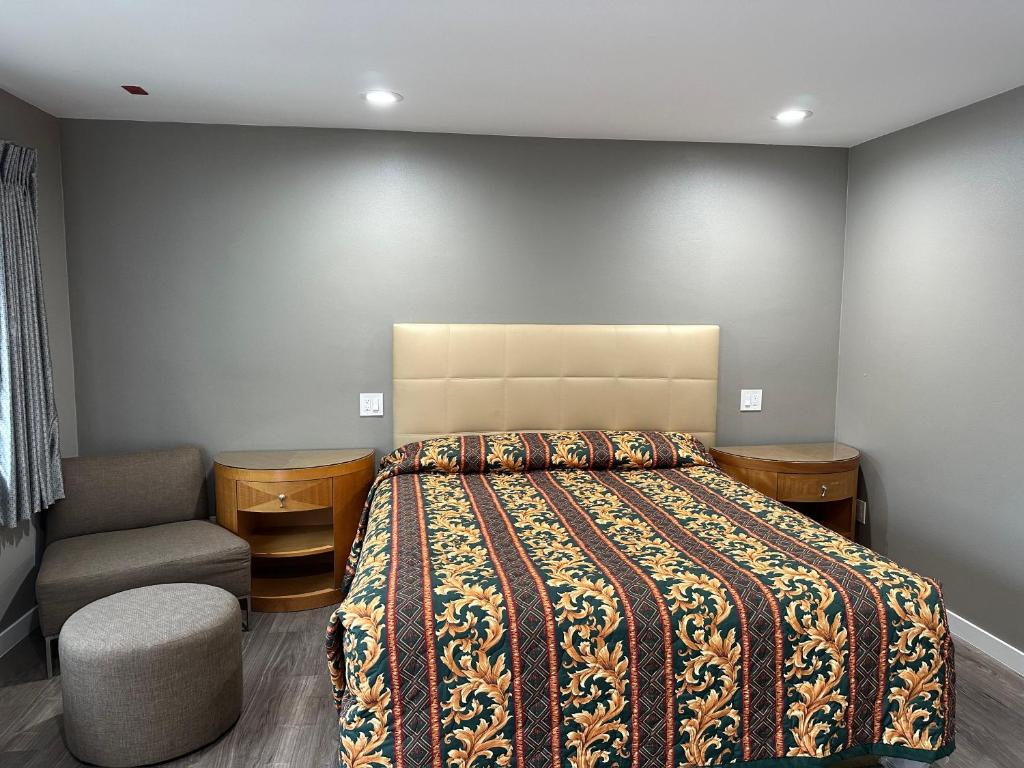 Giường trong phòng chung tại Stay Inn Motel