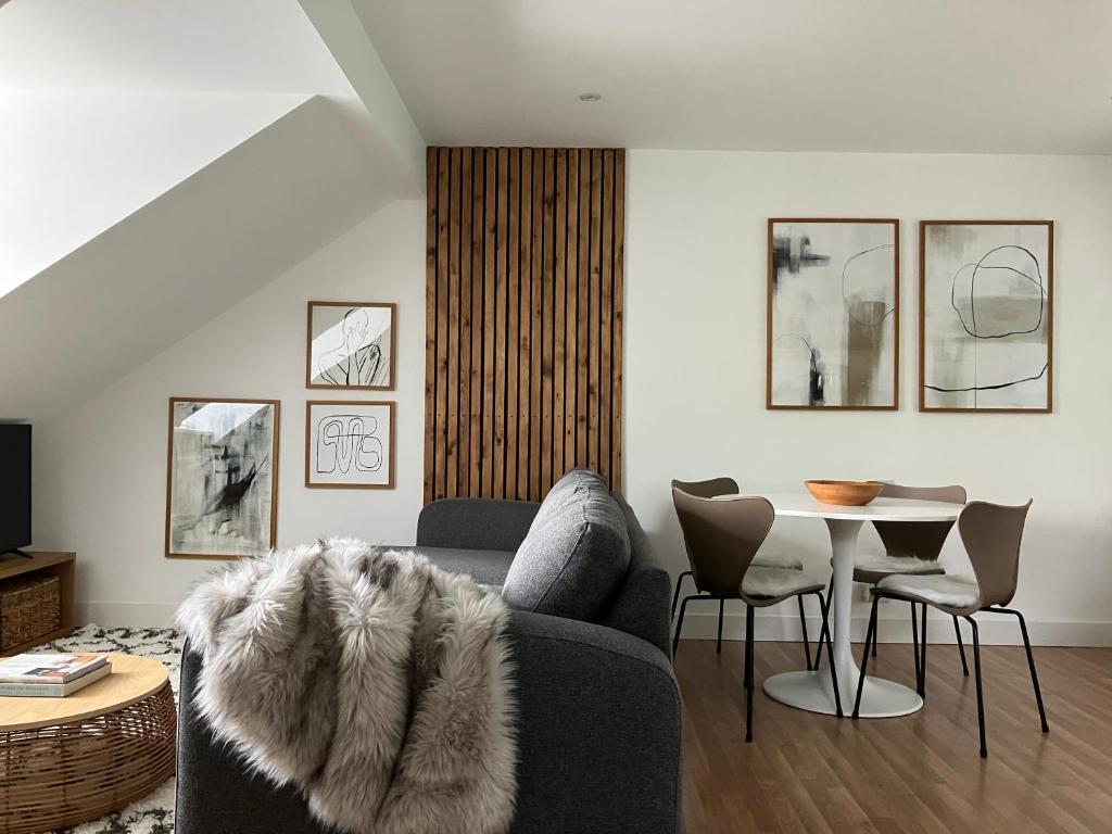 uma sala de estar com um sofá e uma mesa em Beautiful Annex Apartment with off street parking em Potters Bar