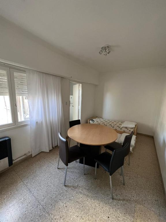 Cette chambre comprend une table, des chaises et un lit. dans l'établissement Departamento en el centro de Mar del plata, à Mar del Plata