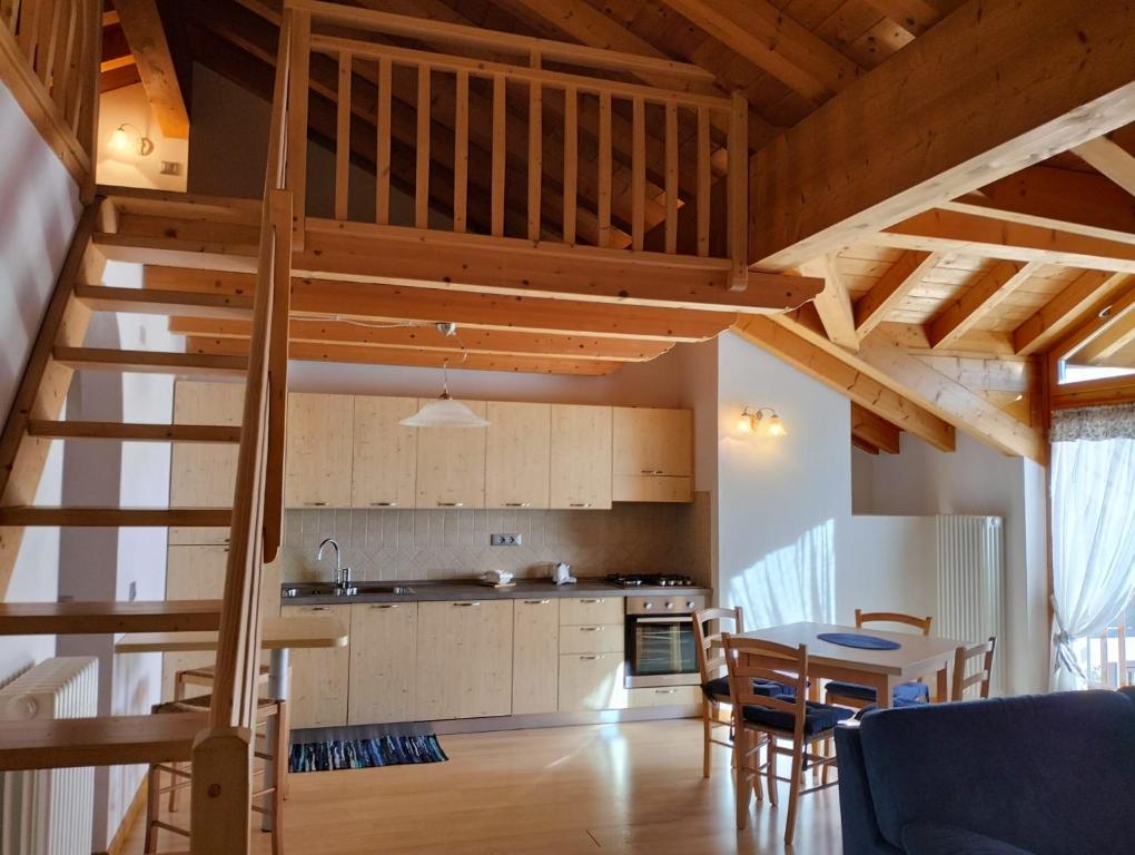 SirorにあるCasa Heidiの家の中の階段のあるキッチンとダイニングルーム