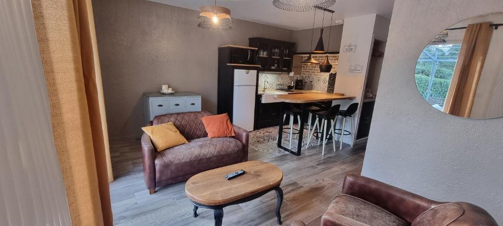 - un salon avec un canapé et une table dans l'établissement Le Refuge du Bugey, à Saint-Sorlin-en-Bugey