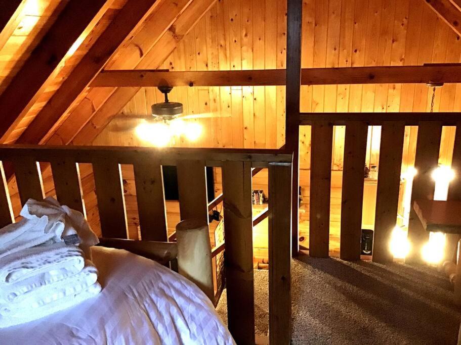 Ein Bett oder Betten in einem Zimmer der Unterkunft Dollywood! Brand new Dancing Bear 3-Bear Tracks