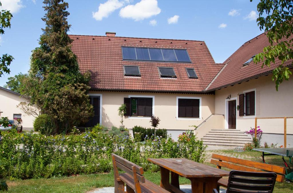 ein Haus mit einem Picknicktisch davor in der Unterkunft Landhaus Ferk in Bad Radkersburg