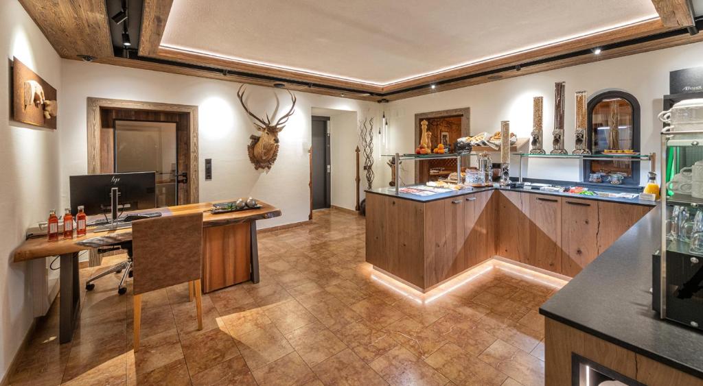 Kuchyň nebo kuchyňský kout v ubytování Hotel Alpenhof