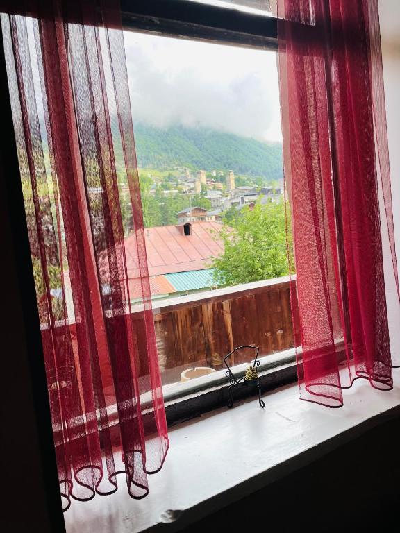 Nespecifikovaný výhled na hory nebo výhled na hory při pohledu z penzionu