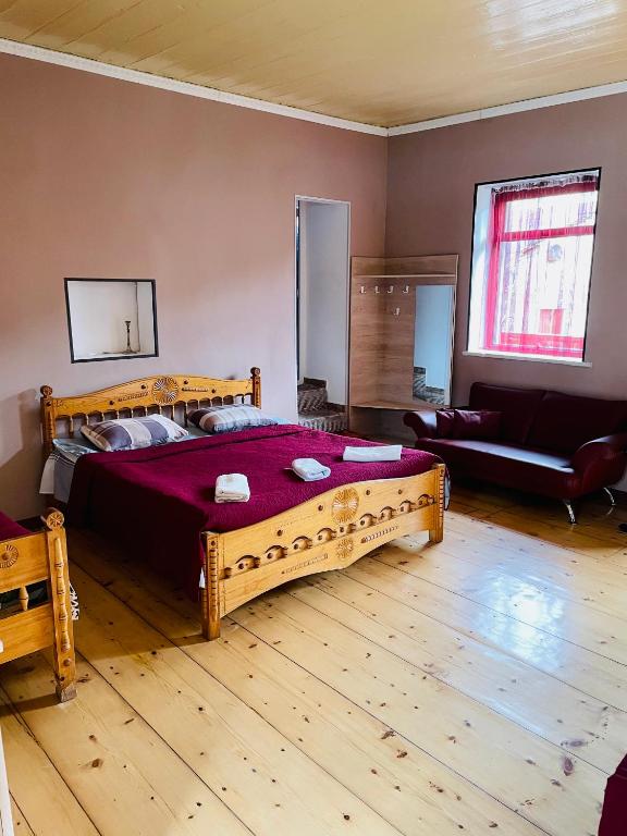 Postel nebo postele na pokoji v ubytování Travel Inn House Mestia • მოგზაურის სახლი