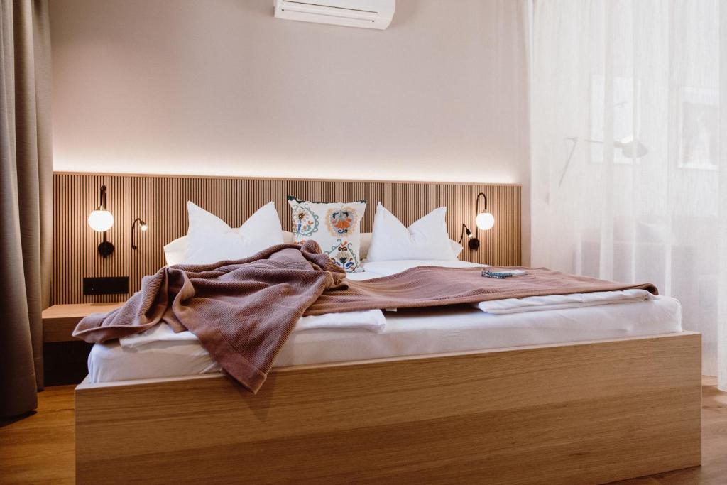 Postel nebo postele na pokoji v ubytování Achs-Wendelin Weinlofts