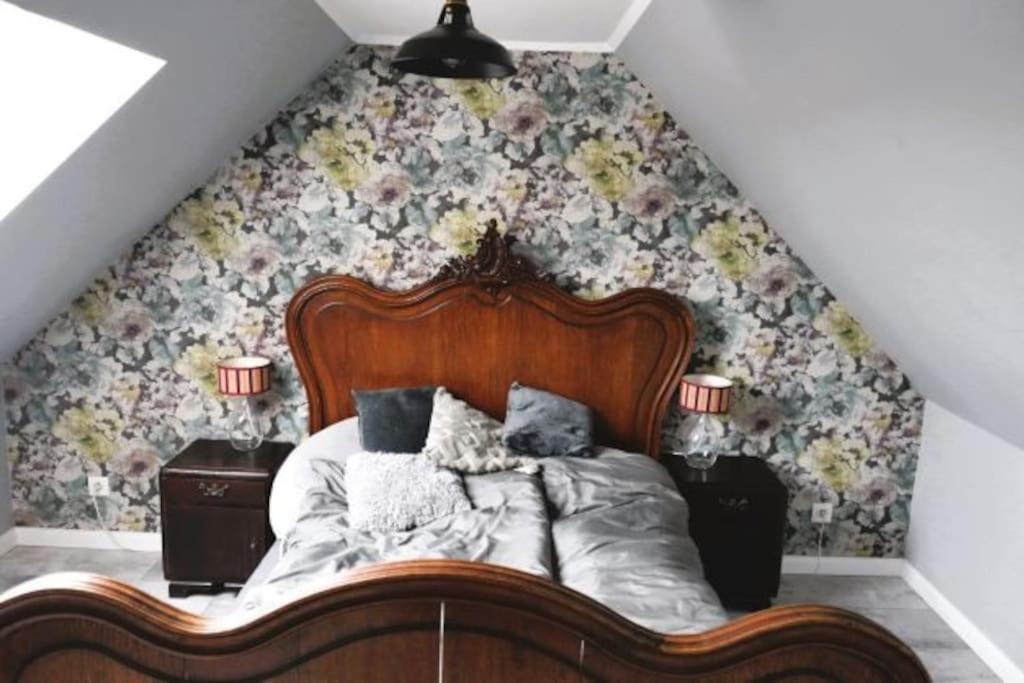 een slaapkamer met een groot bed met bloemenbehang bij Agroturystyka Rancho Lavender - Dom gościnny 