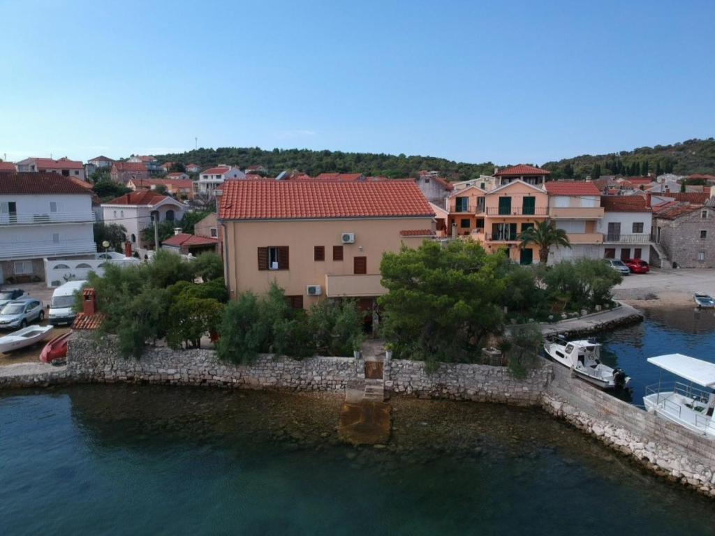 widok na miasto z łodziami w wodzie w obiekcie Island Paradise Apartment w mieście Kukljica
