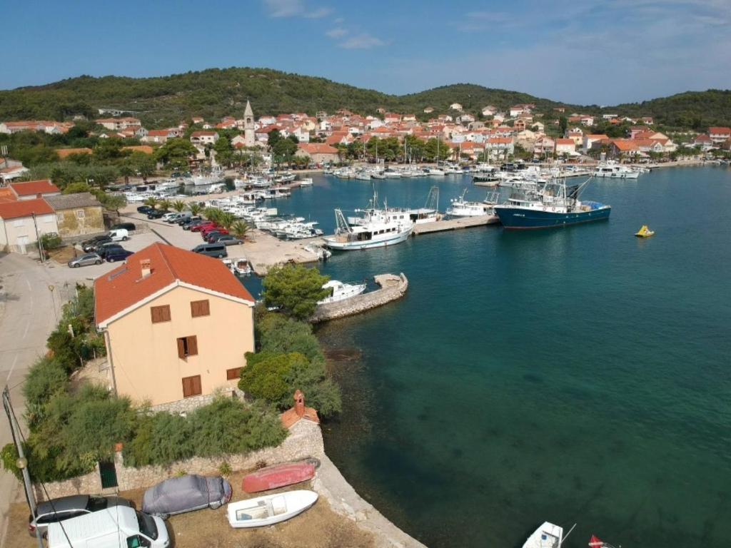 z powietrza widok na port z łodziami w wodzie w obiekcie Island Paradise Apartment w mieście Kukljica