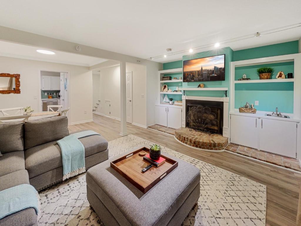 uma sala de estar com um sofá e uma lareira em 5 Min to Beach—King Beds em Charleston