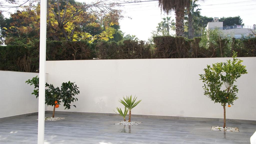Vonkajšia záhrada v ubytovaní Luxury Bungalow Costa Blanca Ground Floor ,StayOrihuelaCosta, Lago Jardin 1#PRP003