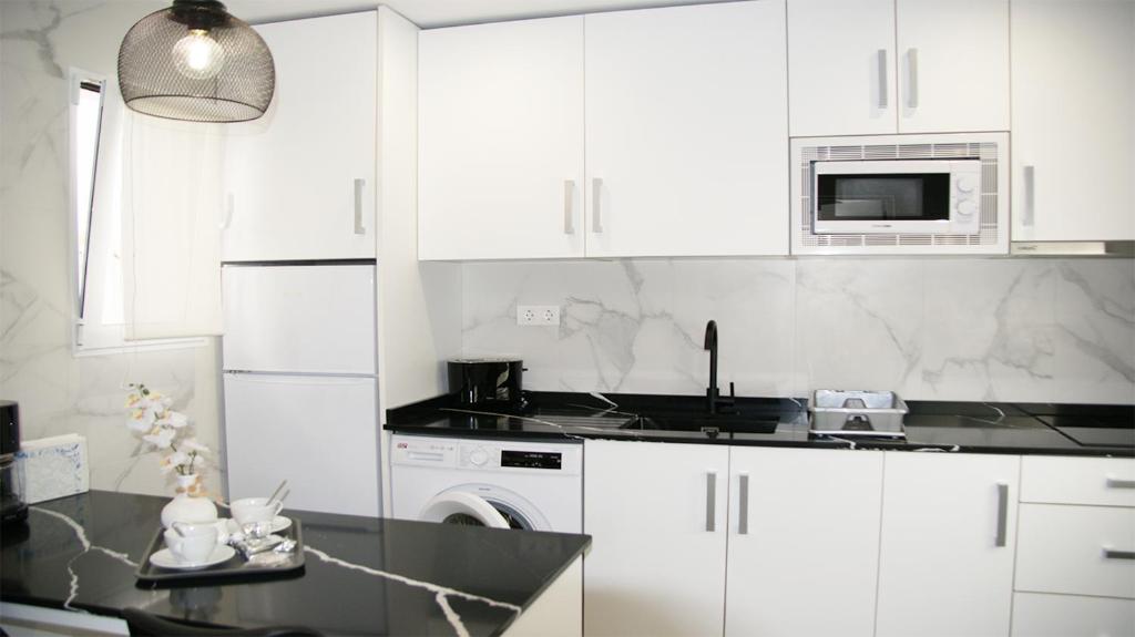 Kuchyňa alebo kuchynka v ubytovaní Luxury Bungalow Costa Blanca Ground Floor ,StayOrihuelaCosta, Lago Jardin 1#PRP003