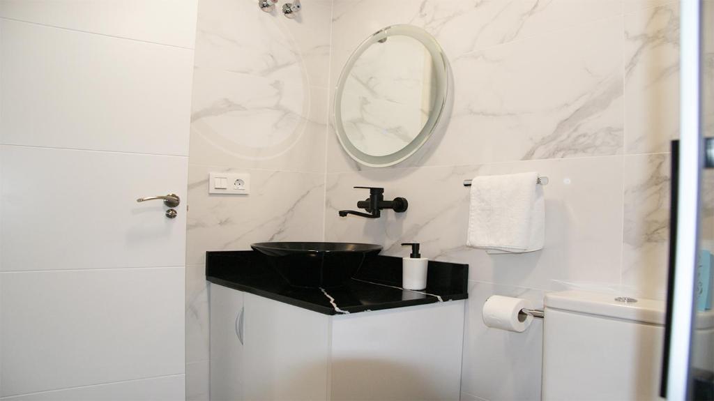 Kúpeľňa v ubytovaní Luxury Bungalow Costa Blanca Ground Floor ,StayOrihuelaCosta, Lago Jardin 1#PRP003
