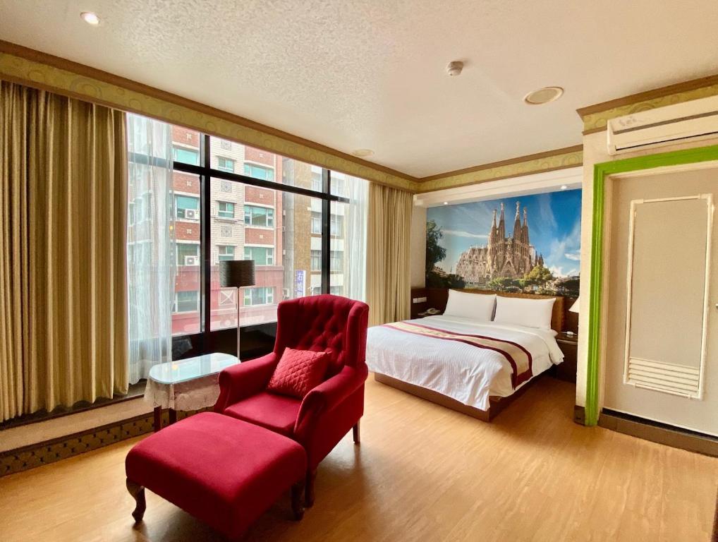 高雄市にある文賓 ホテル ピア 2のベッドルーム1室(ベッド1台、椅子、窓付)