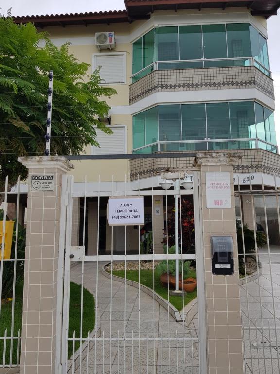 un edificio con una puerta delante de él en Residencial Ilha Verde (101), en Florianópolis