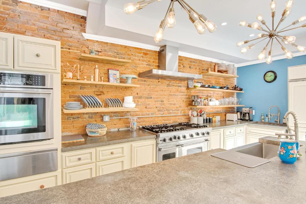 Spacious Oasis - Parking, Private Patio & Roofdeck - Casa De Tres Habitaciones